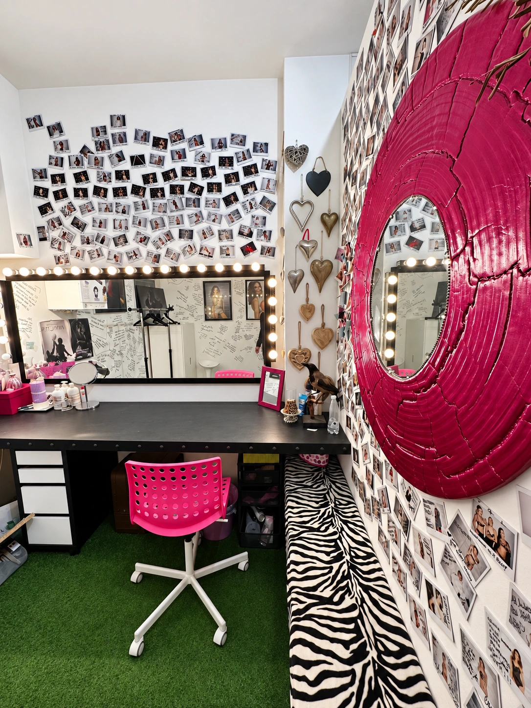 Sala trucco di infraRED Studio con postazione make-up, specchio illuminato e sedia rosa