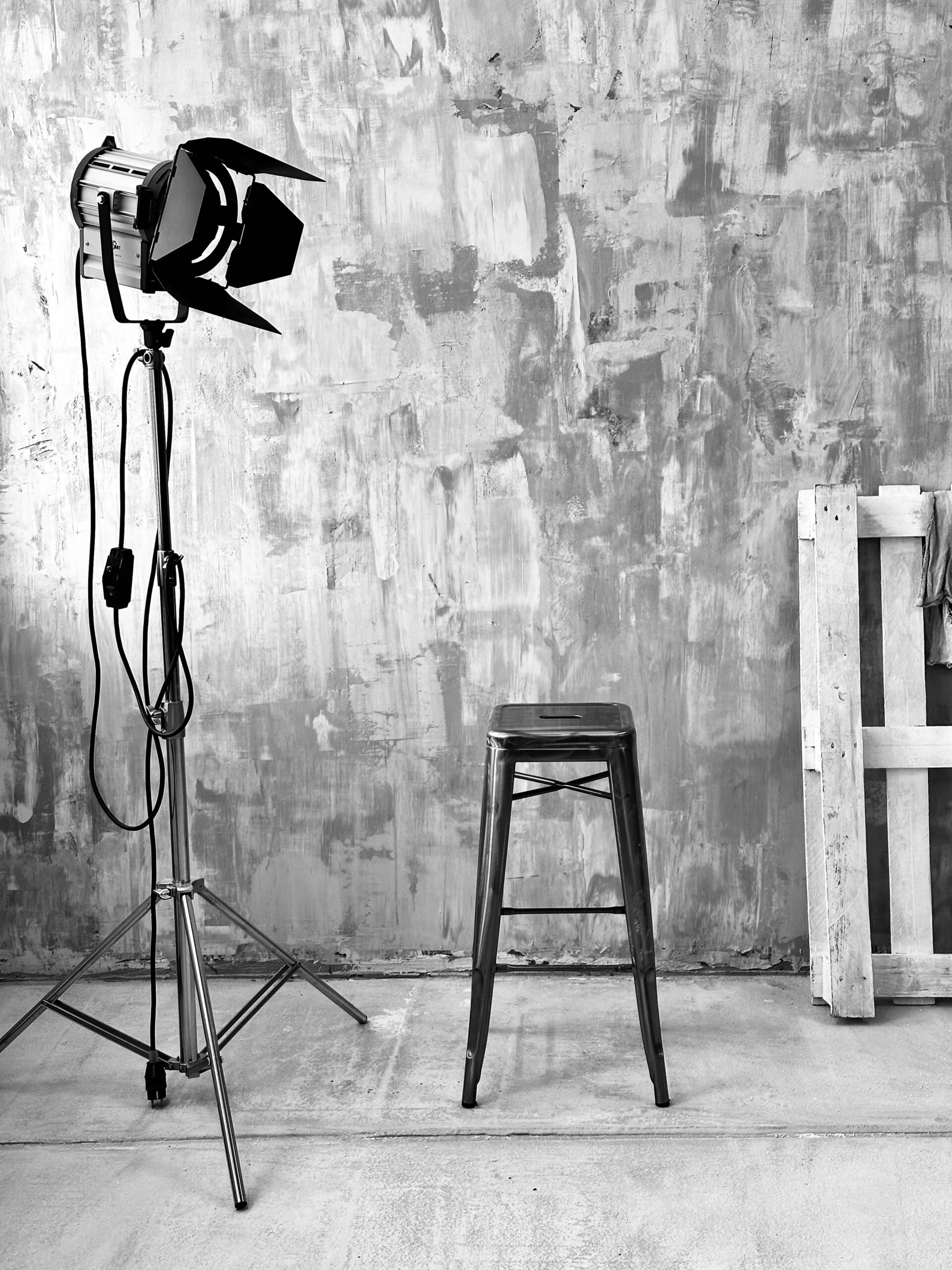 Set Grunge con pareti materiche e luce da studio